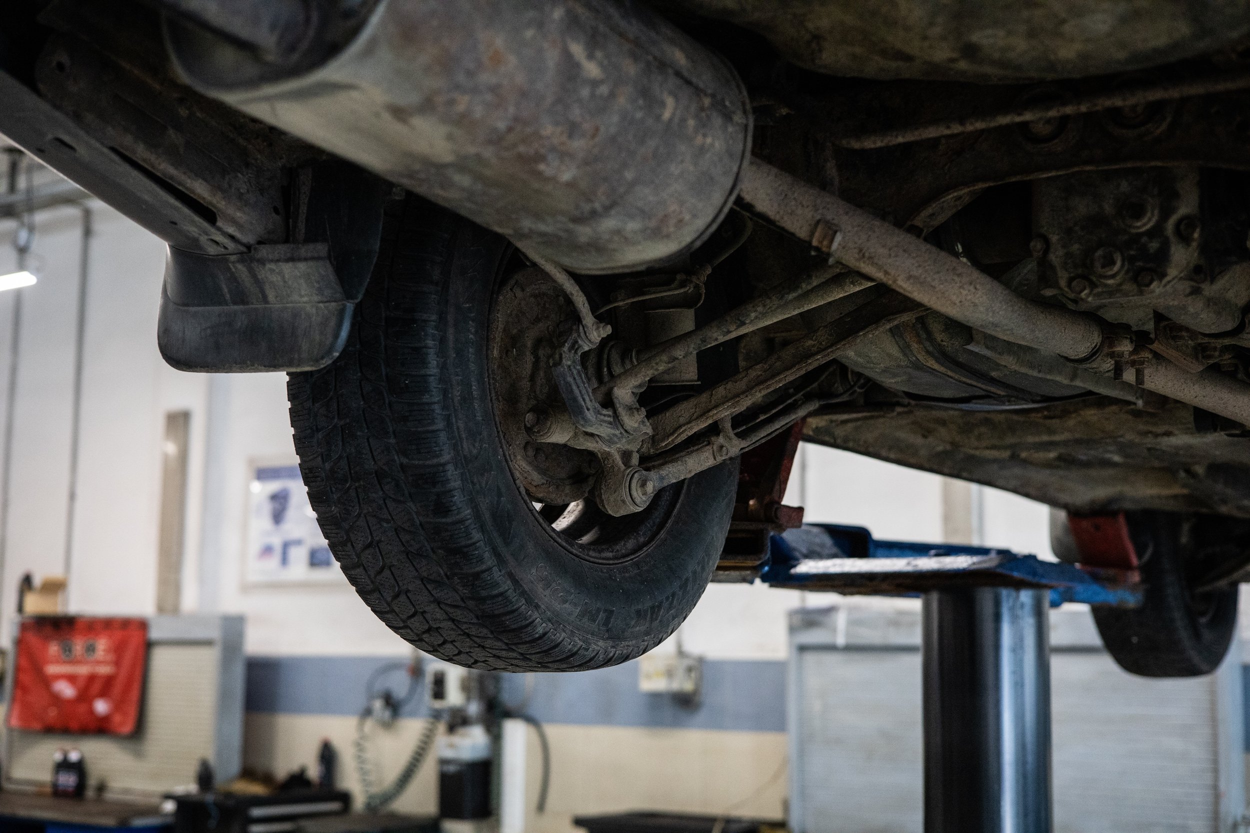 Stay Safe: Your Guide to Recognizing the Signs It's Time to Replace Your Tires</span>